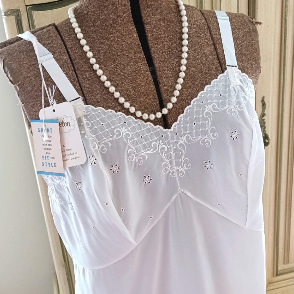 BEAUTIFUL, NWT "ARISTOCRAFT" TAFELON CRISP WHITE SLIP WITH GORGEOUS EMBROIDERY!